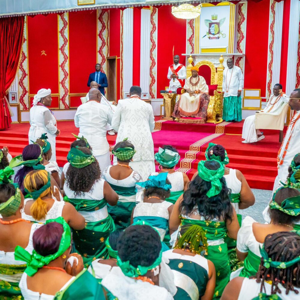 Warri Chiefs saluting Ogiame Atuwatse III